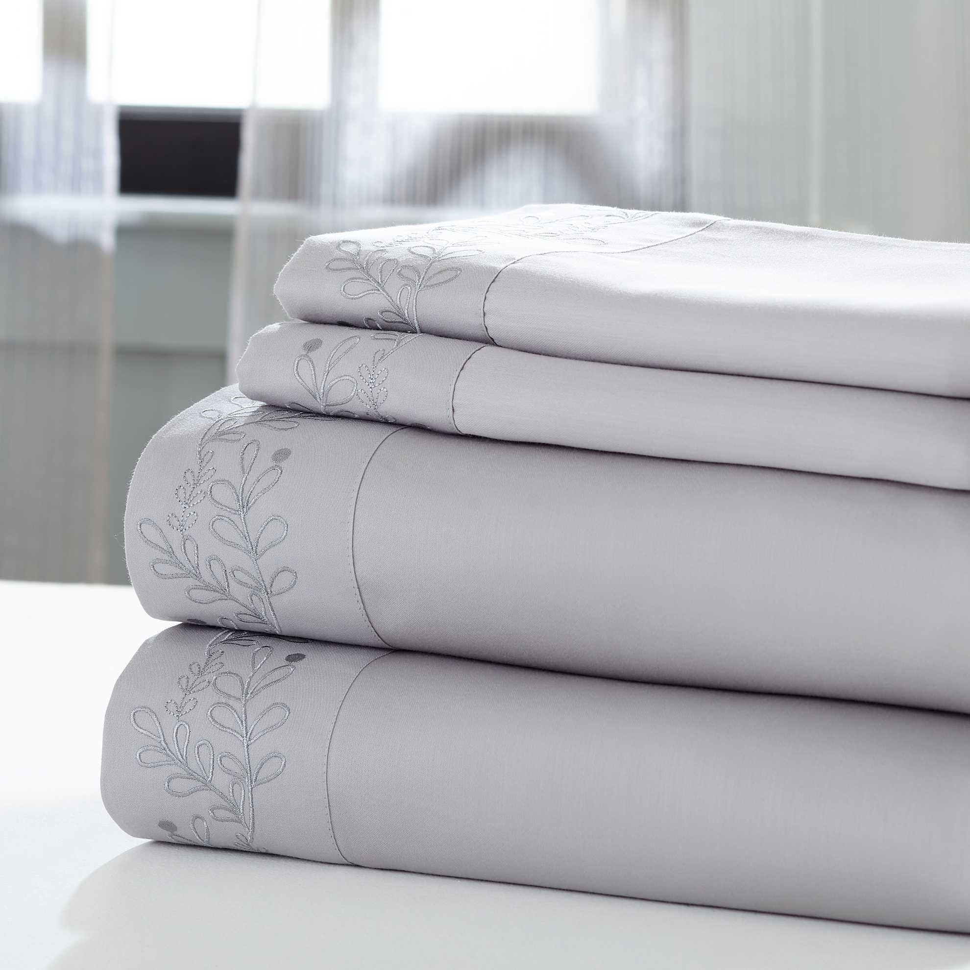 0.2" x 102" x 106" Cotton and Polyester Silver  4 Piece King Size Sheet Set