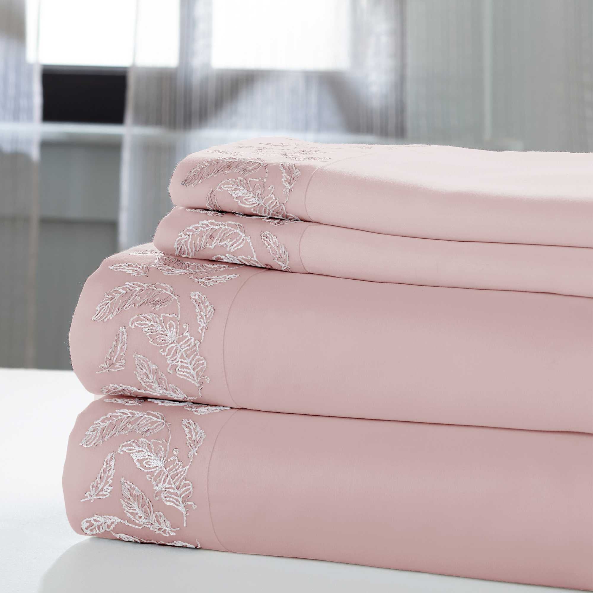 0.2" x 102" x 106" Cotton and Polyester Pink and White  4 Piece King Size Sheet Set