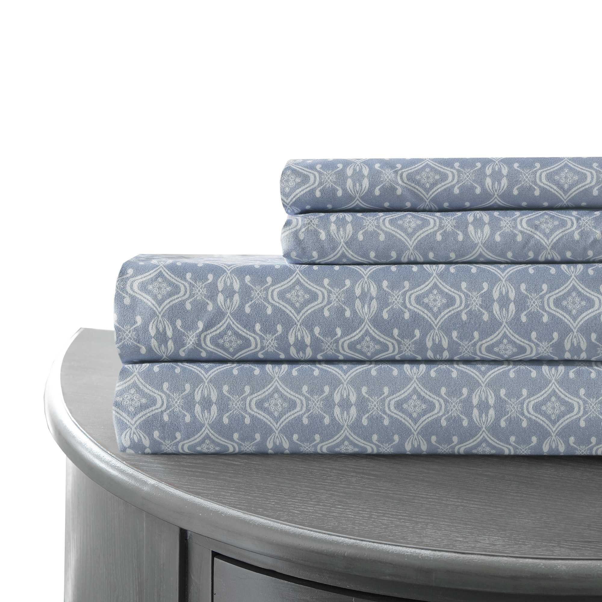 0.2" x 102" x 106" Microfiber Blue and White 4 Piece Interlock Geo King Size Sheet Set